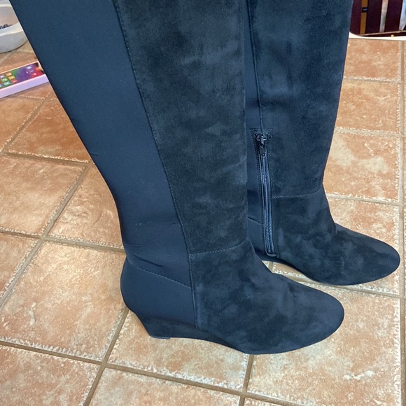 Antonio Melani Suede and Elastic knee high boots with small heel. 7.5 - Picture 5 of 7